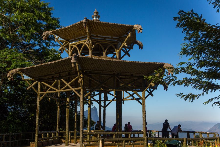 A Vista Chinesa, pavilhão em estilo de pagode na Floresta da Tijuca, com visitantes no mirante e o Pão de Açúcar ao longe